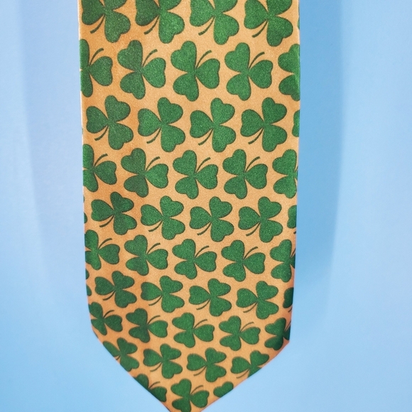 Silk gold and green shamrock necktie - Picture 2 of 9